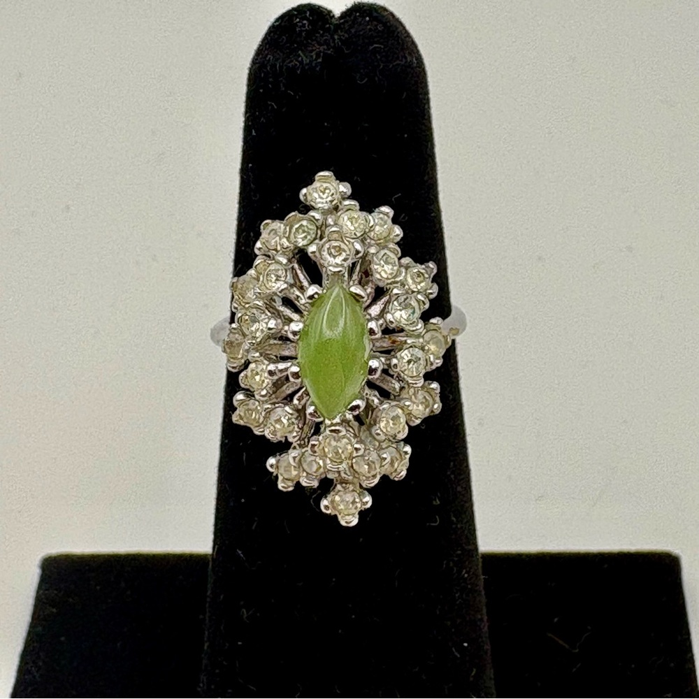 Elegant 18 KT HGE  and Green Gemstone Ring